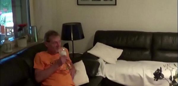 Mutter zahlt Pizzajungen mit Fick und Papa guckt zu